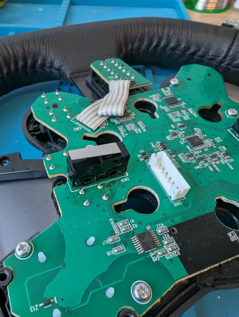 Microschakelaar op de Logitech G29 racestuur